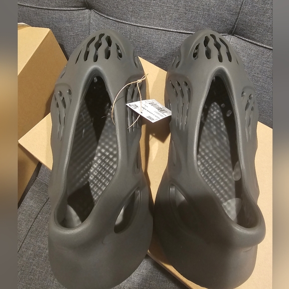 Yeezy Foam Runner Carbon new with box Size 14 main image 6